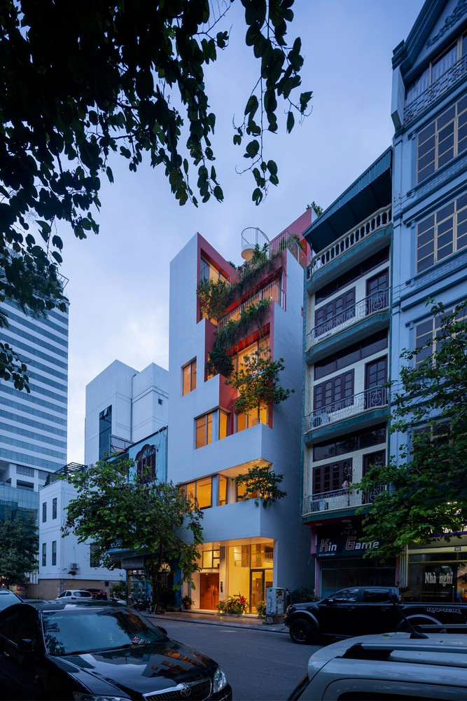 Vùng đệm mở này cũng giúp mở rộng và giải phóng tầm nhìn để mọi người bên dưới có thể quan sát toàn bộ công trình mà không bị cản trở khi đứng gần.