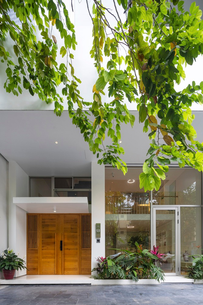 Trên các không gian mở này, kiến trúc sư tổ chức hệ thống ban công và chậu cây xanh theo cách sắp xếp so le, đóng vai trò như một lớp sinh học để giảm thiểu tác động đến môi trường và tạo cảnh quan đẹp mắt.