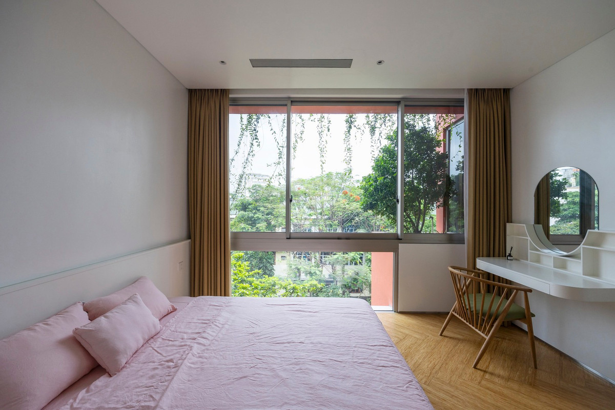 Dự án sử dụng các vật liệu đơn giản, hiện đại và thân thiện với môi trường như đá mài, gỗ tự nhiên, sàn tre... tạo nên tổng thể hài hòa với thiên nhiên và cuộc sống con người. Nguồn ảnh: Triệu Chiến