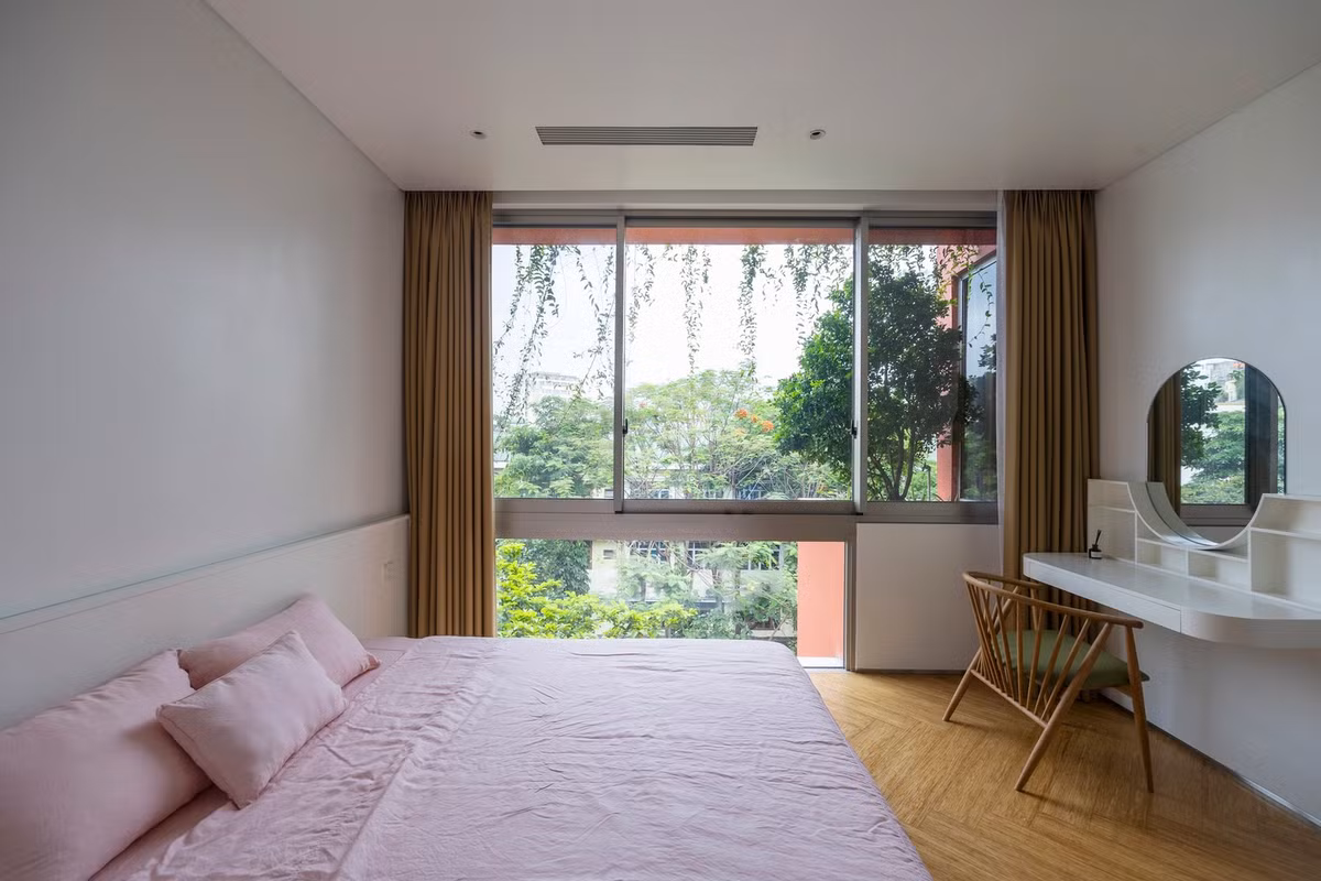 Dự án sử dụng các vật liệu đơn giản, hiện đại và thân thiện với môi trường như đá mài, gỗ tự nhiên, sàn tre... tạo nên tổng thể hài hòa với thiên nhiên và cuộc sống con người. Nguồn ảnh: Triệu Chiến