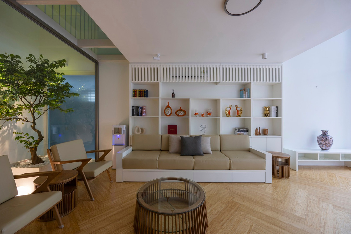 Tầng trệt là không gian mở được chia thành hai sảnh chính dẫn lên tầng trên và trực tiếp vào phòng khách. Trong tương lai, chủ nhà có kế hoạch phát triển tầng trệt cho thuê kinh doanh.