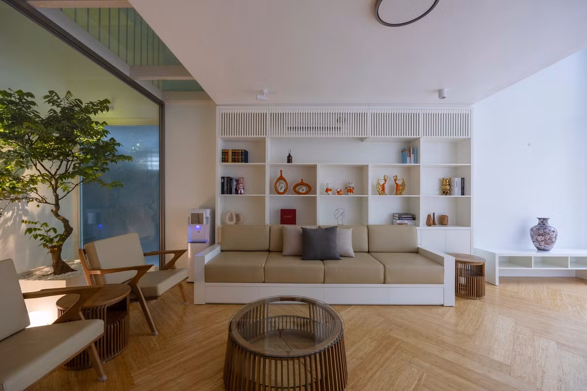 Tầng trệt là không gian mở được chia thành hai sảnh chính dẫn lên tầng trên và trực tiếp vào phòng khách. Trong tương lai, chủ nhà có kế hoạch phát triển tầng trệt cho thuê kinh doanh.