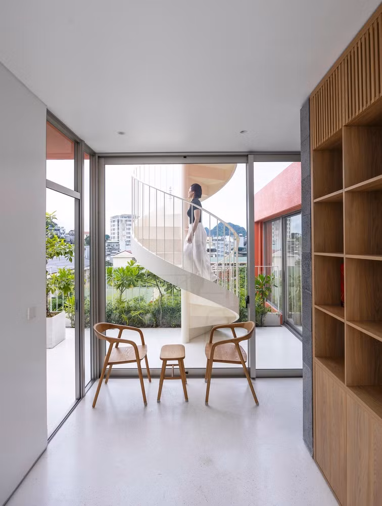 Nhờ đó, thiên nhiên, ánh sáng chan hòa từ bên ngoài ngập tràn vào tận cuối nhà.