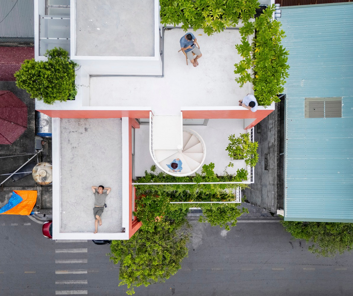 Gia chủ đồng thời muốn giải quyết triệt để vấn đề chiếu sáng ở phía sau nhà, vốn là vấn đề tồn tại lâu dài trong tòa nhà cũ.