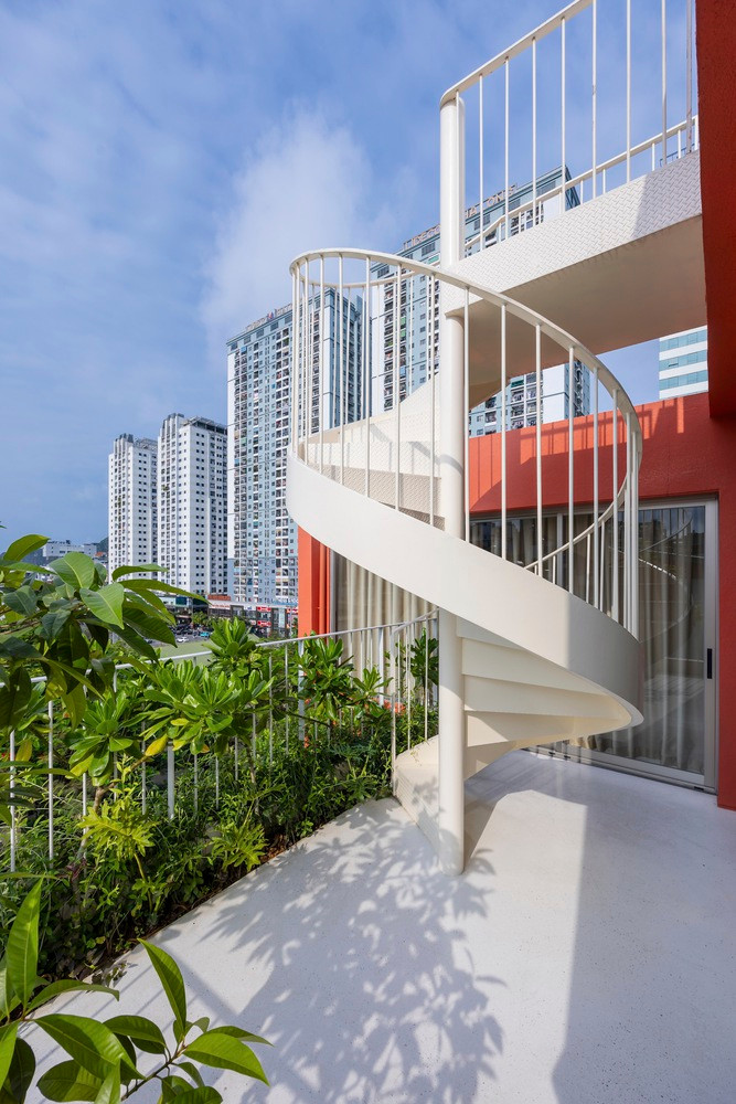 Mong muốn của gia chủ là tạo ra một không gian nghỉ dưỡng ngay trong ngôi nhà. Tại đây, con người có thể kết nối với thiên nhiên, gắn kết các thành viên trong gia đình thông qua các không gian.