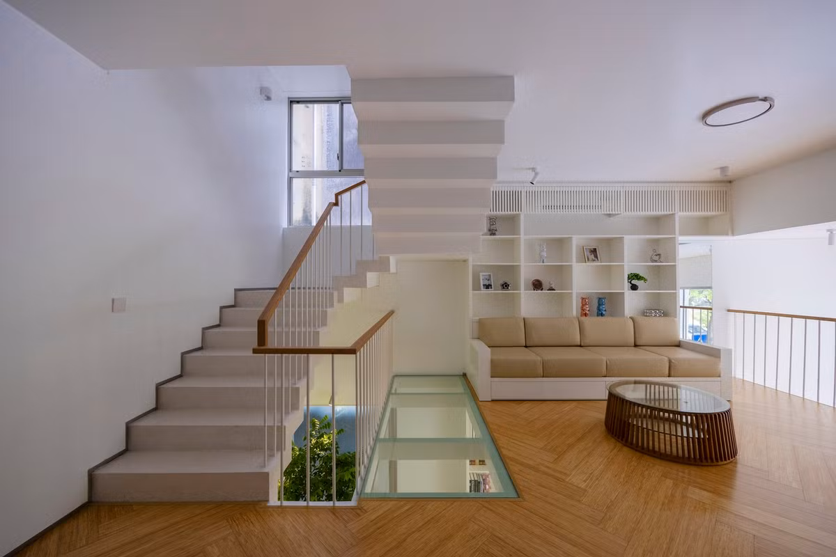 Nội thất theo tông sáng đơn giản nhẹ nhàng, giữa các không gian bên ngoài và phía trong được ngăn cách nhau bởi các vách kính, tạo nên không gian mở nối tiếp với nhau.