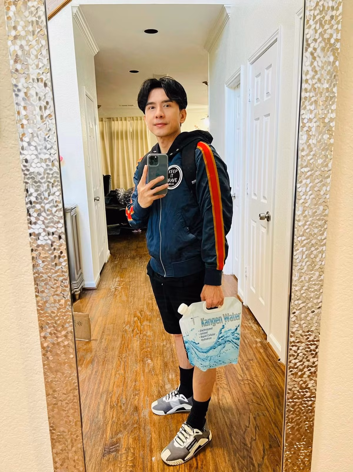 Trước khi chuyển về sống, Đan Trường phải sửa sang một số chi tiết như chuyển thành sàn nhà gỗ, sơn trắng toàn bộ để phù hợp với nhu cầu. Ảnh: FB Đan Trường