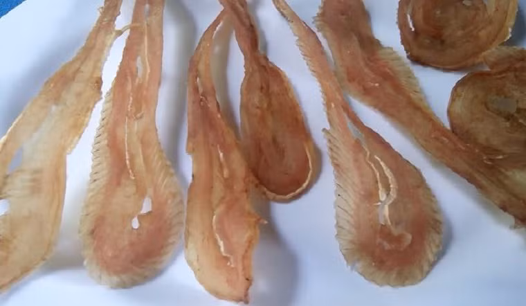 Dù vậy, khô rắn được ca ngợi là thứ đồ nhậu được nhiều người săn lùng. Ảnh: Internet