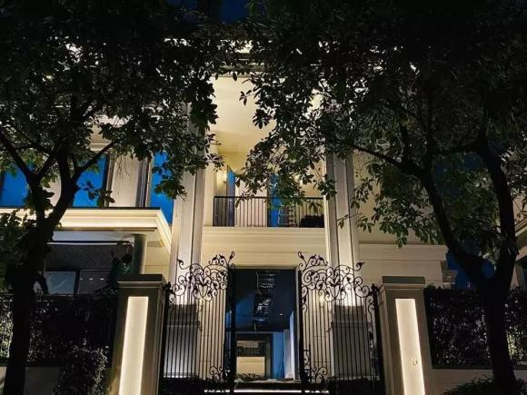 Căn biệt thự có 2 mặt tiền, nguy nga và lộng lẫy khi đêm xuống.