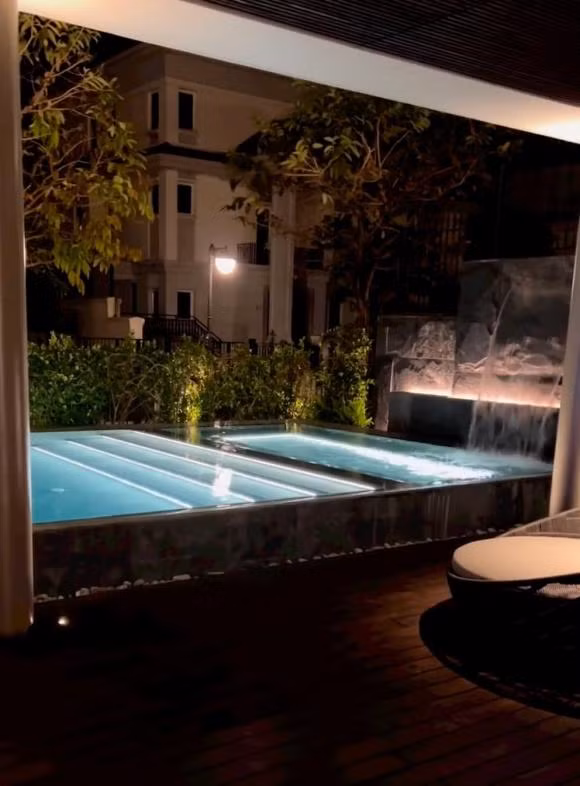 Bể bơi và ghế thư giãn.