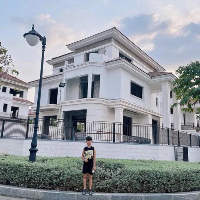 Không chỉ được theo học trường quốc tế nổi tiếng bậc nhất tại TP.HCM với mức học phí gần 1 tỷ/năm, Kỳ Anh còn được bố chuẩn bị sẵn một căn biệt thự hoành tráng trị giá 200 tỷ đồng dành tặng con trai khi trưởng thành và lập gia đình.