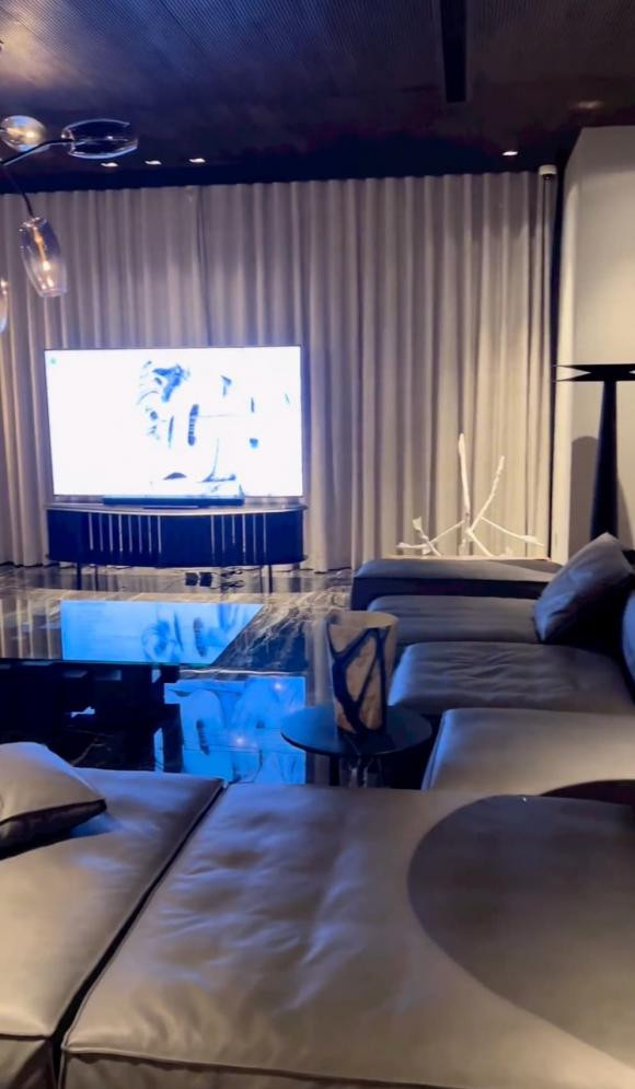 Phòng khách vô cùng rộng rãi, sử dụng tông màu xám chủ đạo.