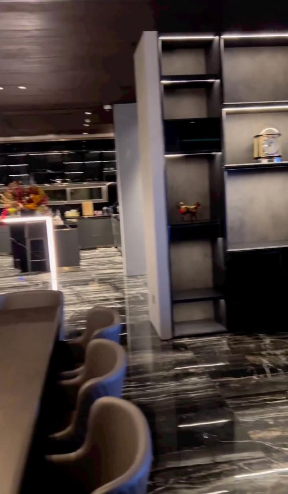 Khu vực bếp thông với phòng khách, tạo sự thông thoáng.