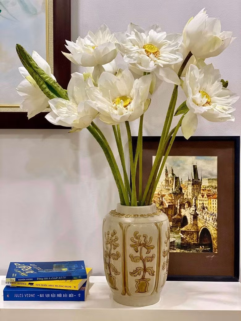 Mùa sen, bà xã đạo diễn Khải Anh trổ tài cắm những bình sen trắng, sen hồng thơm ngát.