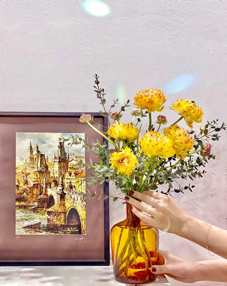 Trước đó, MC Đan Lê chia sẻ bình hoa mao lương Nhật Bản xinh xắn.