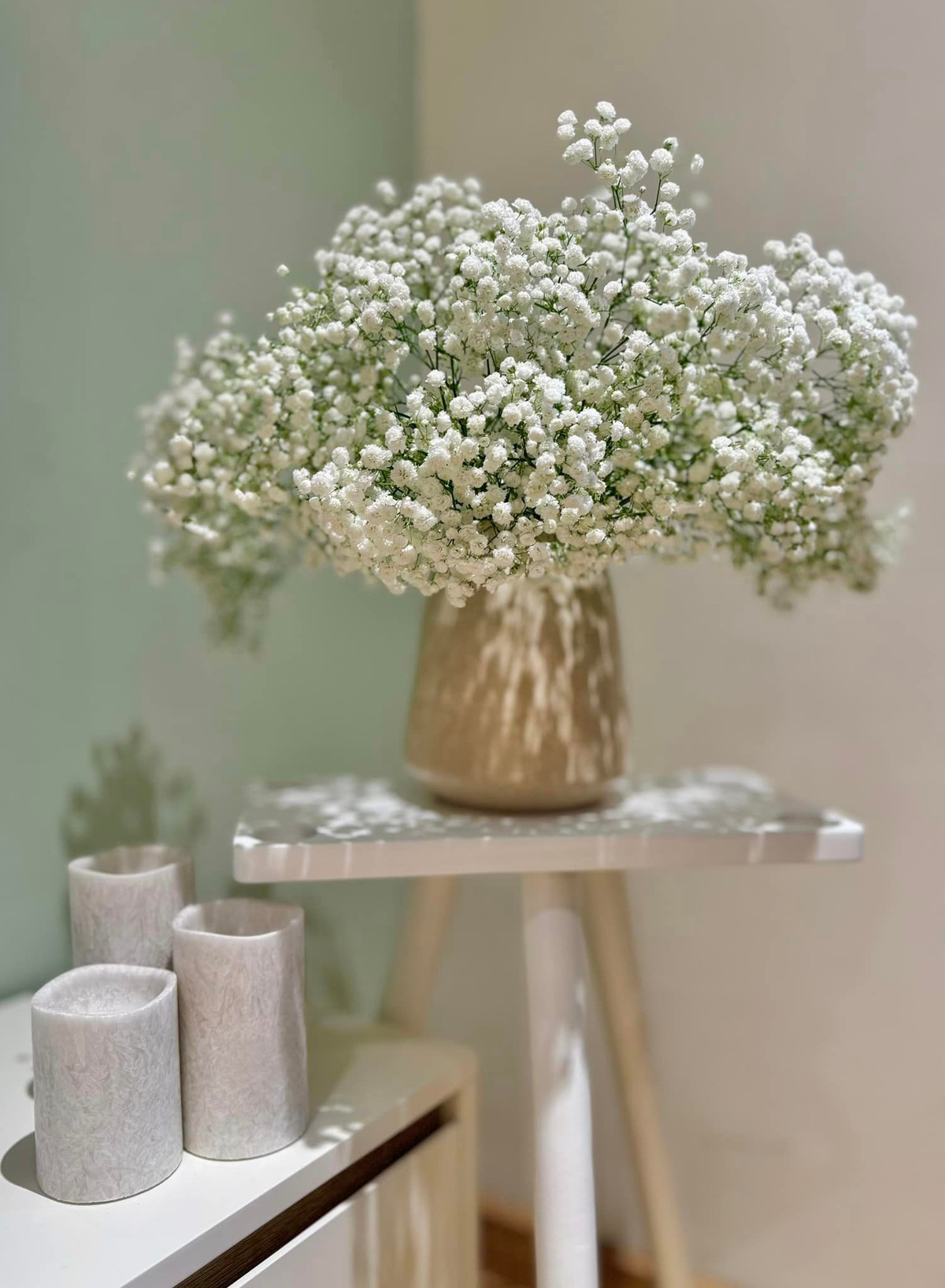 Bình hoa cho căn phòng thêm lãng mạn, ngọt ngào.