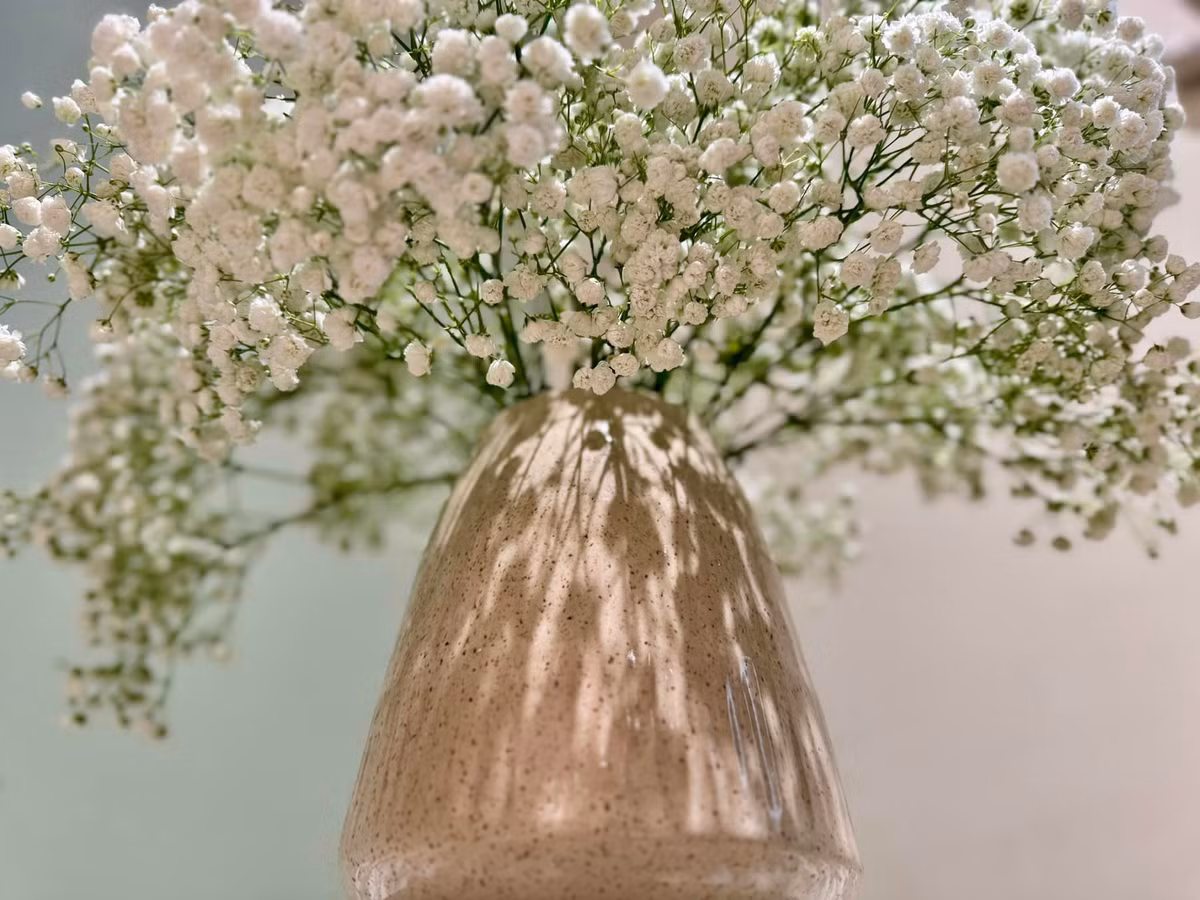 Bình hoa baby trắng của MC Đan Lê trông rất nhã.