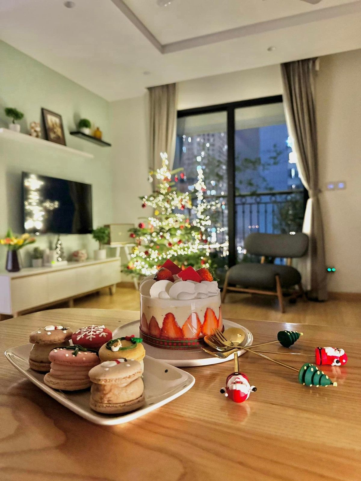 Nữ MC còn decor nhiều món đồ bắt mắt.