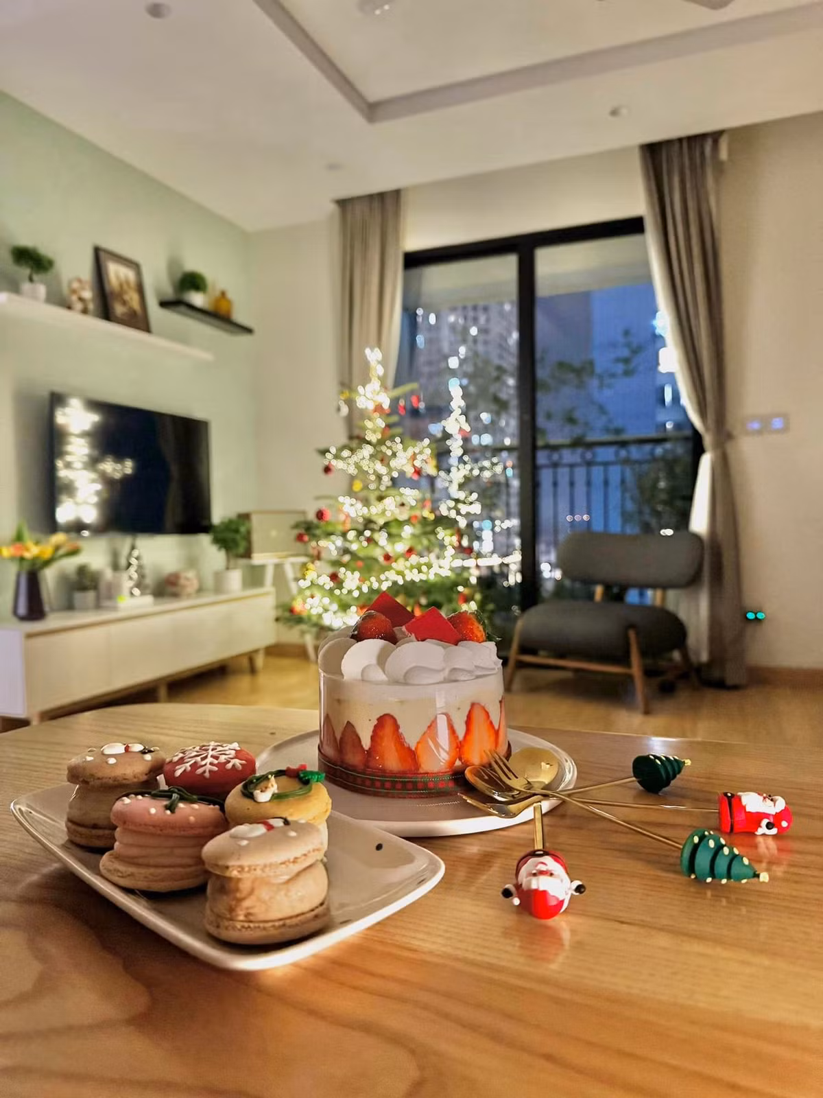 Nữ MC còn decor nhiều món đồ bắt mắt.