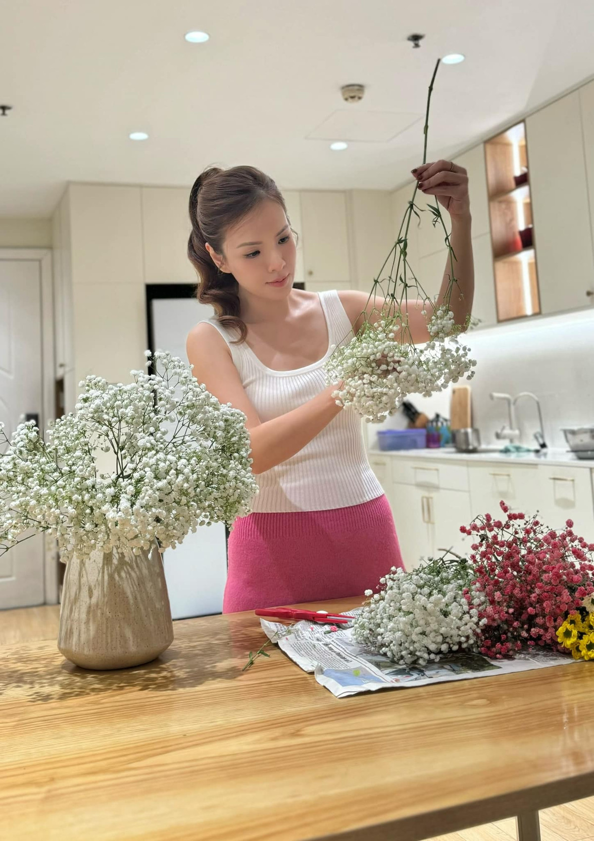 Nữ MC cũng chia sẻ bí quyết cắm hoa baby với các chị em là "làm lúc thư giãn, không bận bịu. Đừng cắm hoa lúc cáu chồng, mắng con".