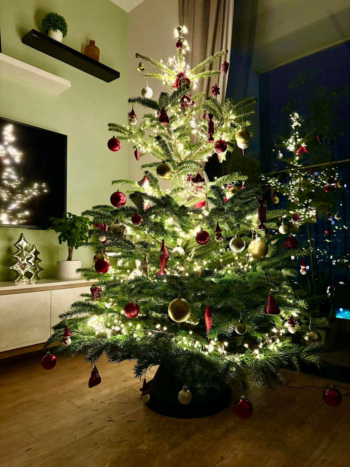 Dịp Giáng sinh, MC Đan Lê trang trí phòng khách bằng một cây thông đẹp mắt.