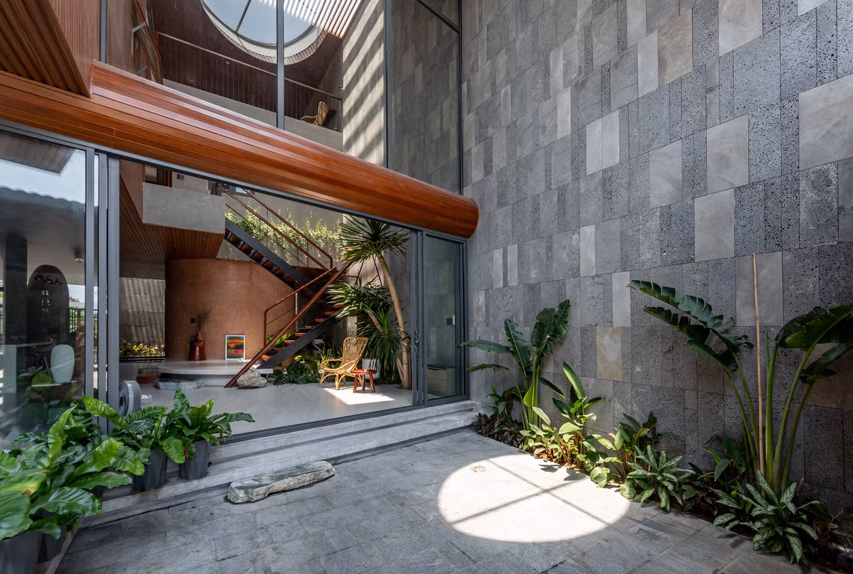 Gia chủ bán căn hộ ở trung tâm thành phố Tuy Hòa và ra ngoại ô xây nhà nuôi thú cưng, trồng cây để giảm căng thẳng và kết nối nhiều hơn với thiên nhiên.