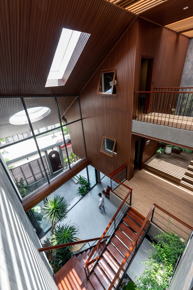 Khoảng thông tầng kết hợp mảng kính lớn giúp giải phóng tầm nhìn các vị trí ở trong nhà ra ngoài.