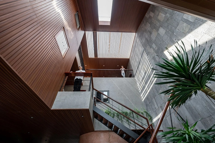 Những chất liệu mộc mạc như đá, gỗ, tổ ong, gối và chất liệu đặc trưng của địa phương tạo cảm giác quen thuộc và có phần hoài cổ cho gia chủ trung niên.