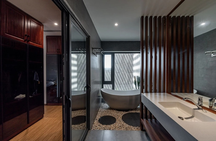 Phòng tắm thiết kế sang trọng, hiện đại như khách sạn cao cấp. Nguồn ảnh: Lonton Studio