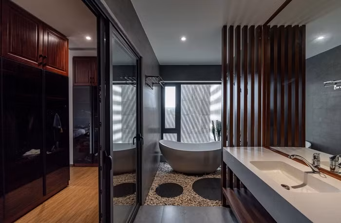 Phòng tắm thiết kế sang trọng, hiện đại như khách sạn cao cấp. Nguồn ảnh: Lonton Studio