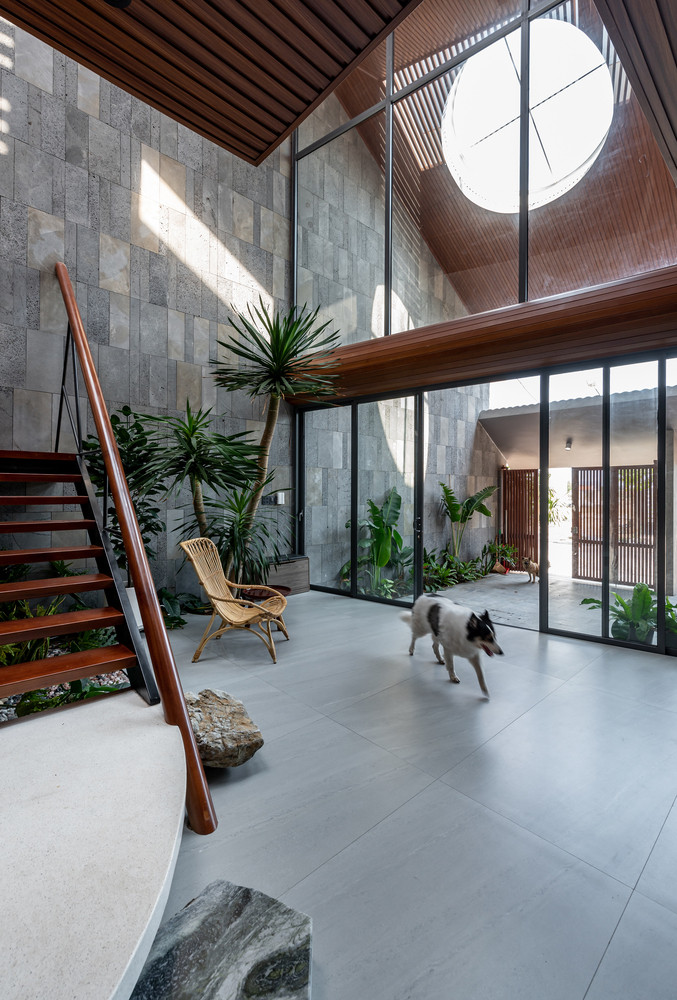 Thay vào đó là khối đá terrazzo hình trụ tròn và một thanh xà gỗ tròn chéo ngang nhà, chịu tải trọng chính cho căn nhà.