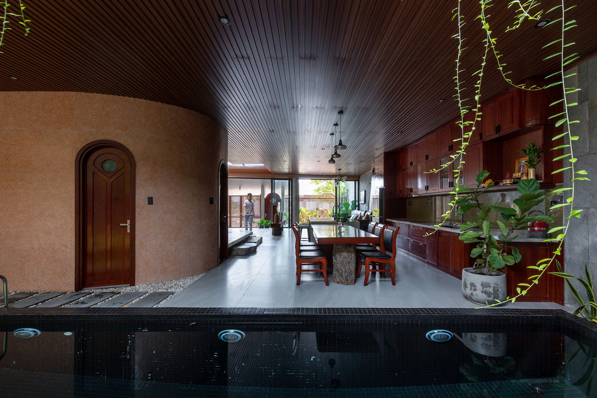 Thiết kế này tạo cấu hình thú vị và mang lại dáng vẻ quen thuộc của những ngôi nhà gỗ Việt Nam xưa