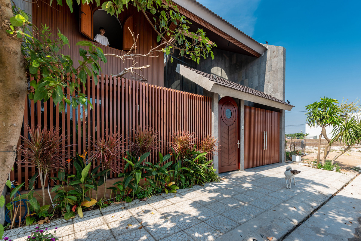 Hữu Tú House là ngôi nhà nằm ở ngoại ô thành phố Tuy Hòa (Phú Yên). Nhà phục vụ một nghệ sĩ múa sống một mình, thỉnh thoảng có bạn bè ghé qua ở.