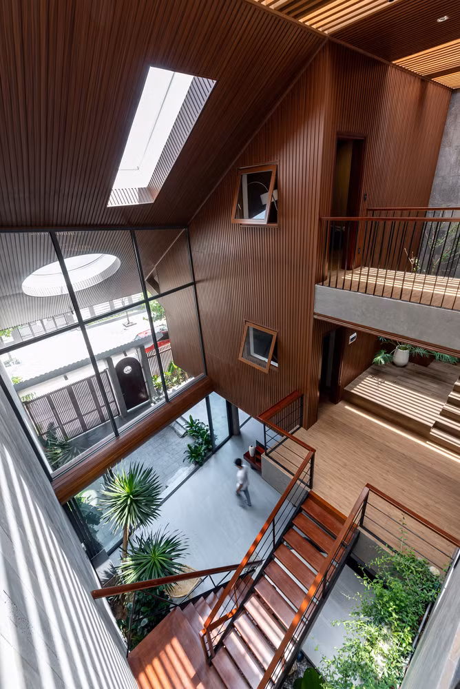 Mái nhà cũng được khoét rỗng tạo nên những ô cửa kính đưa ánh sáng vào trung tâm giúp ngôi nhà trở nên thoáng đãng, tràn đầy năng lượng.