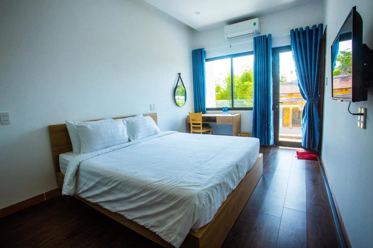 Phòng ngủ đơn giản có tầm view đẹp mắt.