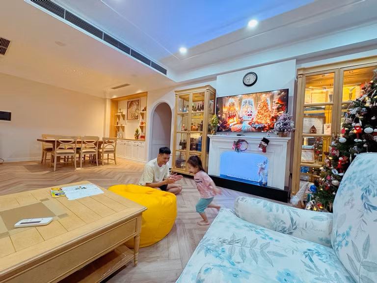 Phòng khách căn hộ rộng rãi và ấm cúng là nơi sinh hoạt chung của cả gia đình.