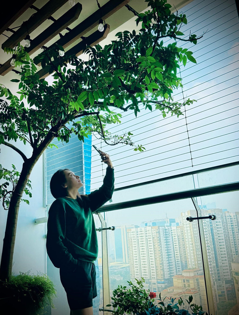 Góc ban công xanh mát là nơi Bảo Thanh thư giãn và "sống ảo". Nguồn ảnh: FBNV