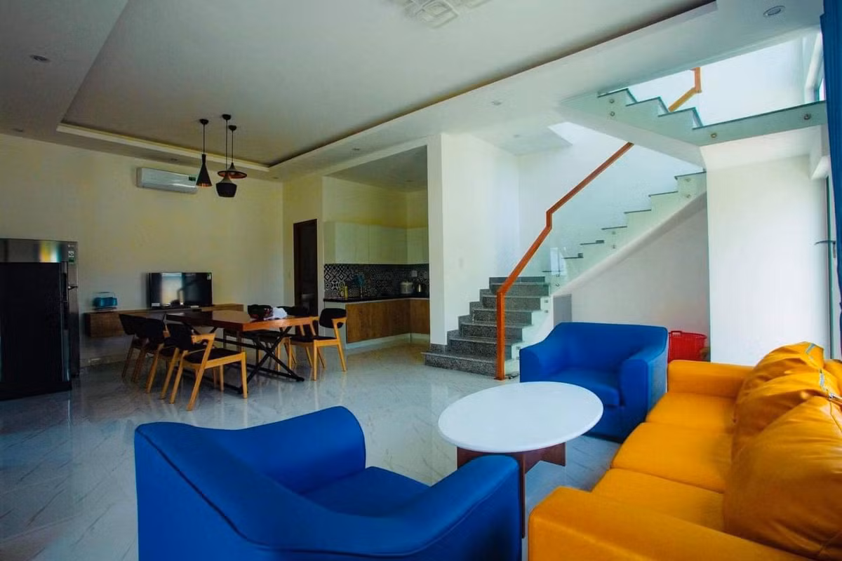 Không gian phòng khách và bếp thông nhau tạo sự thoáng đãng.