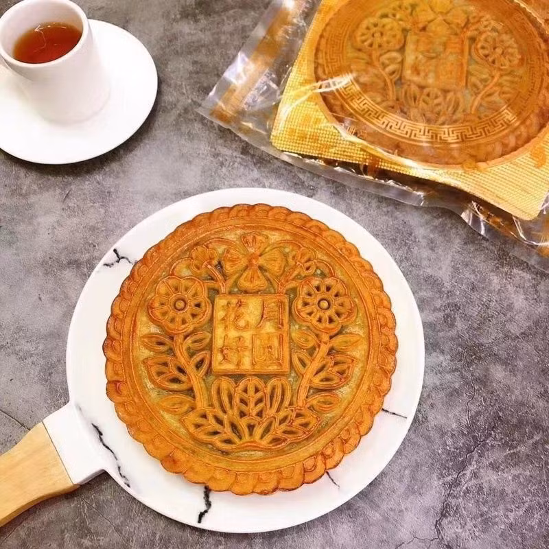 Bánh trung thu mochi khổng lồ có kích thước lớn hơn bánh trung thu truyền thống, trọng lượng khoảng 500 gram. Ảnh: Shopee