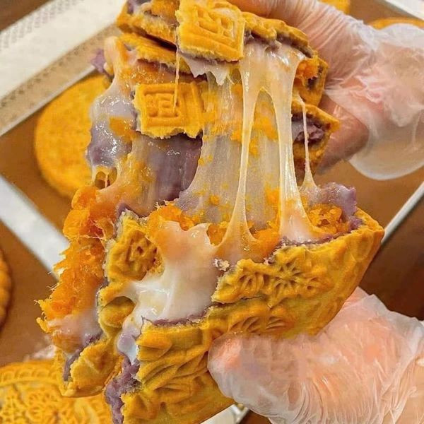 Bên trong là lớp nhân mochi kéo sợi, kết hợp chà bông, trứng muối khiến bánh trung thu có hương vị mới lạ. Ảnh: FB Dam Ai Linh