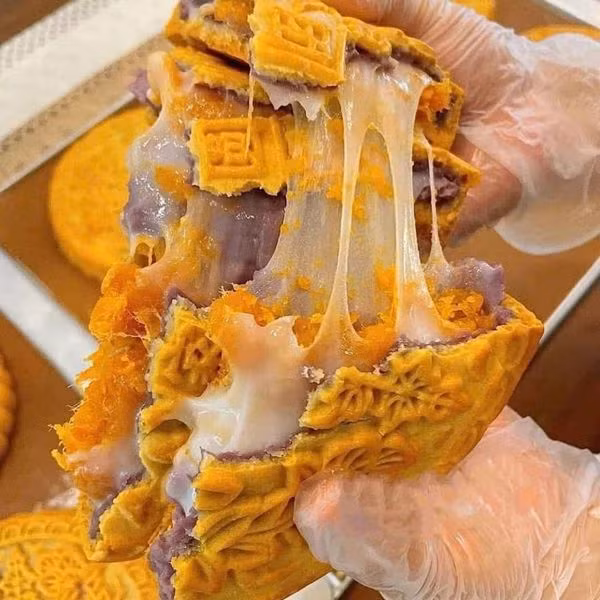 Bên trong là lớp nhân mochi kéo sợi, kết hợp chà bông, trứng muối khiến bánh trung thu có hương vị mới lạ. Ảnh: FB Dam Ai Linh