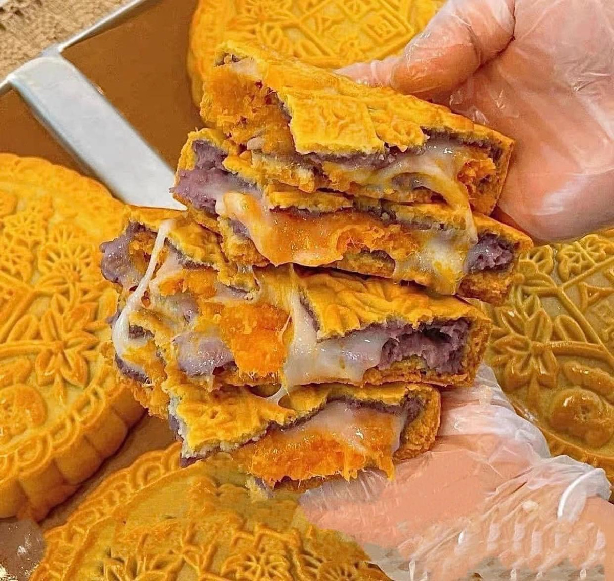 Theo dữ liệu từ nền tảng EcomHeat của YouNet ECI, thu thập từ 12 gian hàng bán chạy nhất trong khoảng thời gian từ ngày 1/7 đến ngày 10/8, tổng doanh thu của bánh trung thu mochi đạt 1,27 tỷ đồng, với gần 23.000 sản phẩm được bán ra. Ảnh: FB Kim Ha Sang