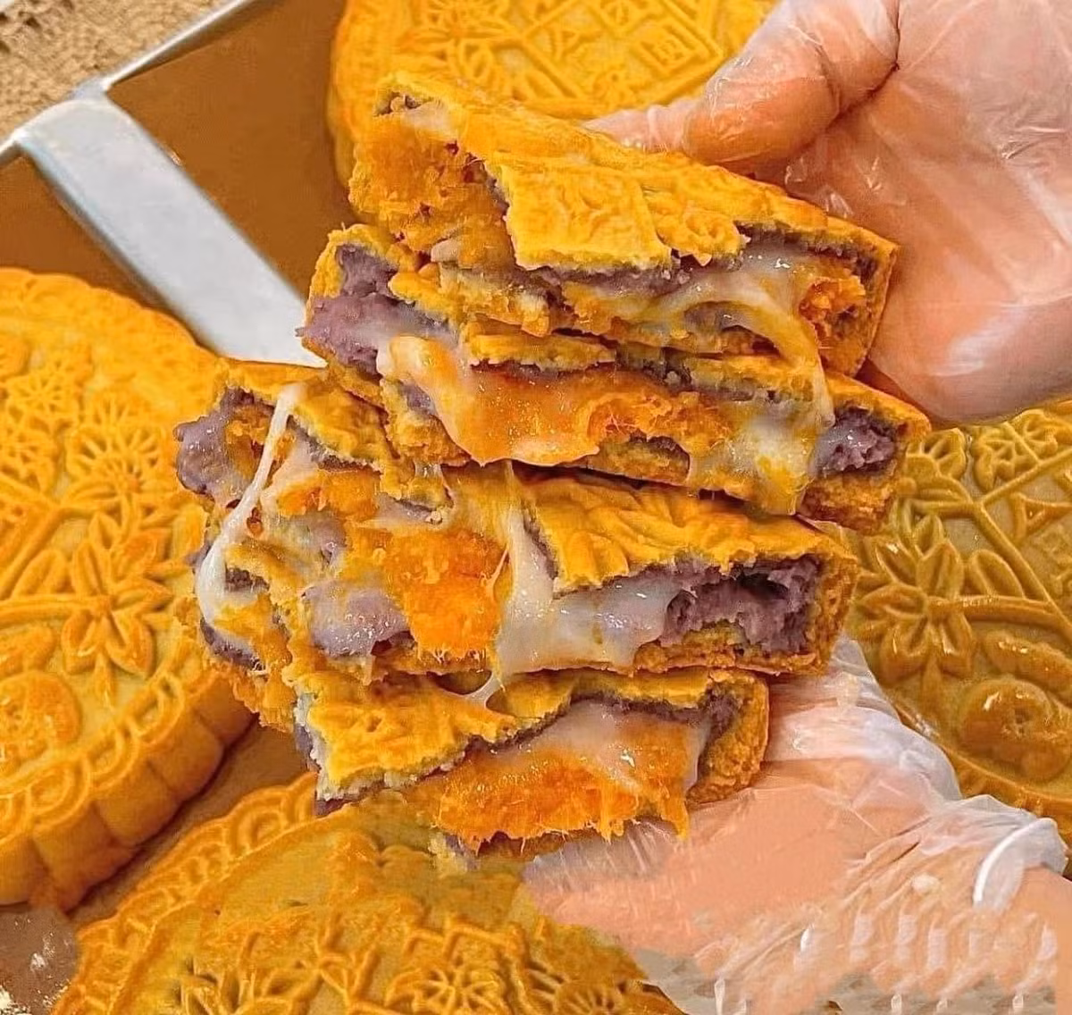 Theo dữ liệu từ nền tảng EcomHeat của YouNet ECI, thu thập từ 12 gian hàng bán chạy nhất trong khoảng thời gian từ ngày 1/7 đến ngày 10/8, tổng doanh thu của bánh trung thu mochi đạt 1,27 tỷ đồng, với gần 23.000 sản phẩm được bán ra. Ảnh: FB Kim Ha Sang