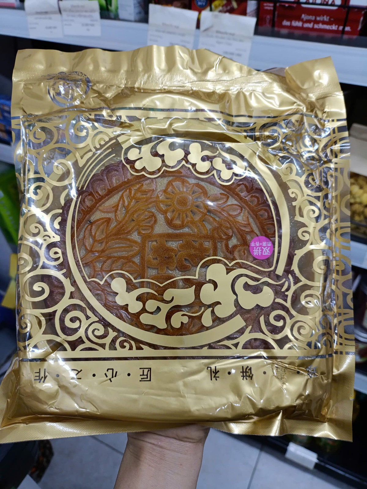 Bánh trung thu mochi đang được rao bán từ 55.000-90.000 đồng/chiếc, rẻ hơn nhiều so với các mẫu bánh trung thu truyền thống với trọng lượng chỉ 150-250gram. Ảnh: FB Dam Ai Linh