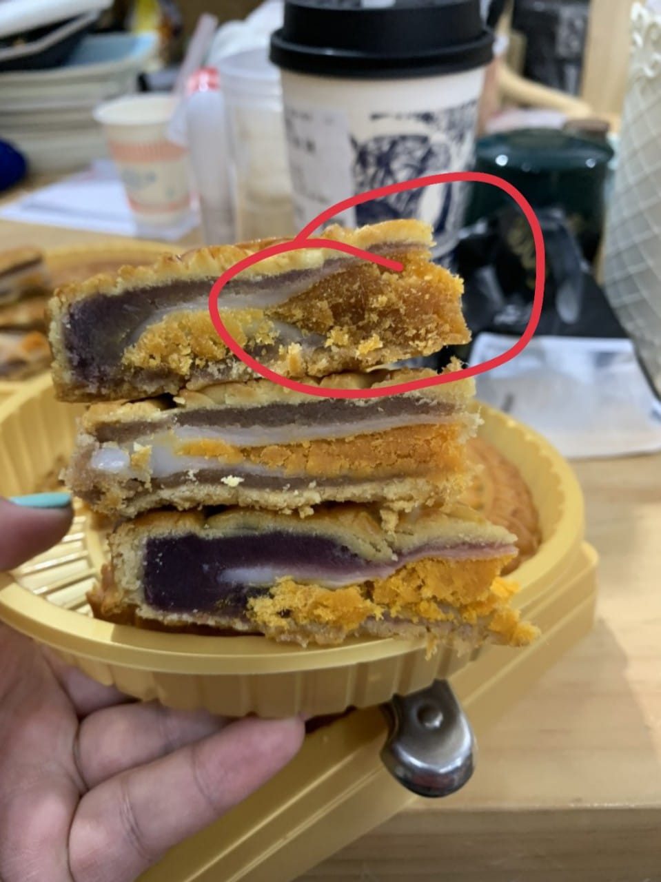 Không chỉ tạo "cơn sốt" trên mạng xã hội, bánh trung thu mochi khổng lồ còn ghi nhận doanh thu khủng trên các sàn thương mại điện tử, đặc biệt là TikTok Shop. Ảnh: FB Dam Ai Linh