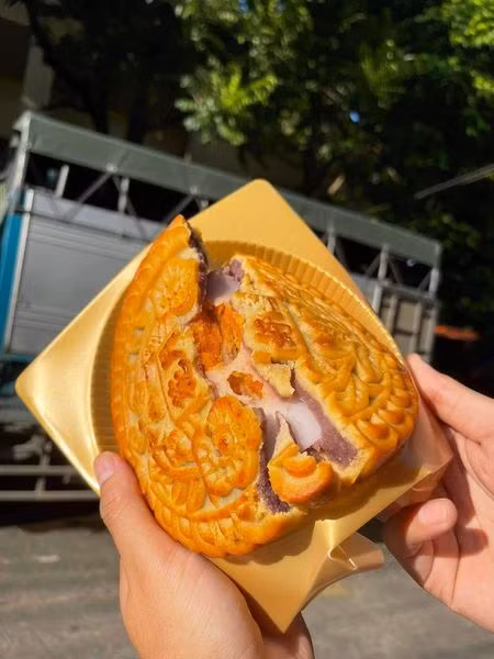 Đáng chú ý, bánh trung thu mochi khổng lồ bất ngờ lọt top vị bánh nổi rần rần trên mạng xã hội, thậm chí liên tục "cháy hàng" trên các nền tảng thương mại điện tử. Ảnh: FB Tran Phuc