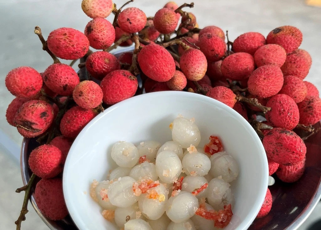 Tại An Giang, trái vải rừng được bán với giá khoảng 35.000-50.000 đồng/kg, trên chợ mạng vải rừng giá lên tới 90.000 đồng/kg. Ảnh: Báo An Giang