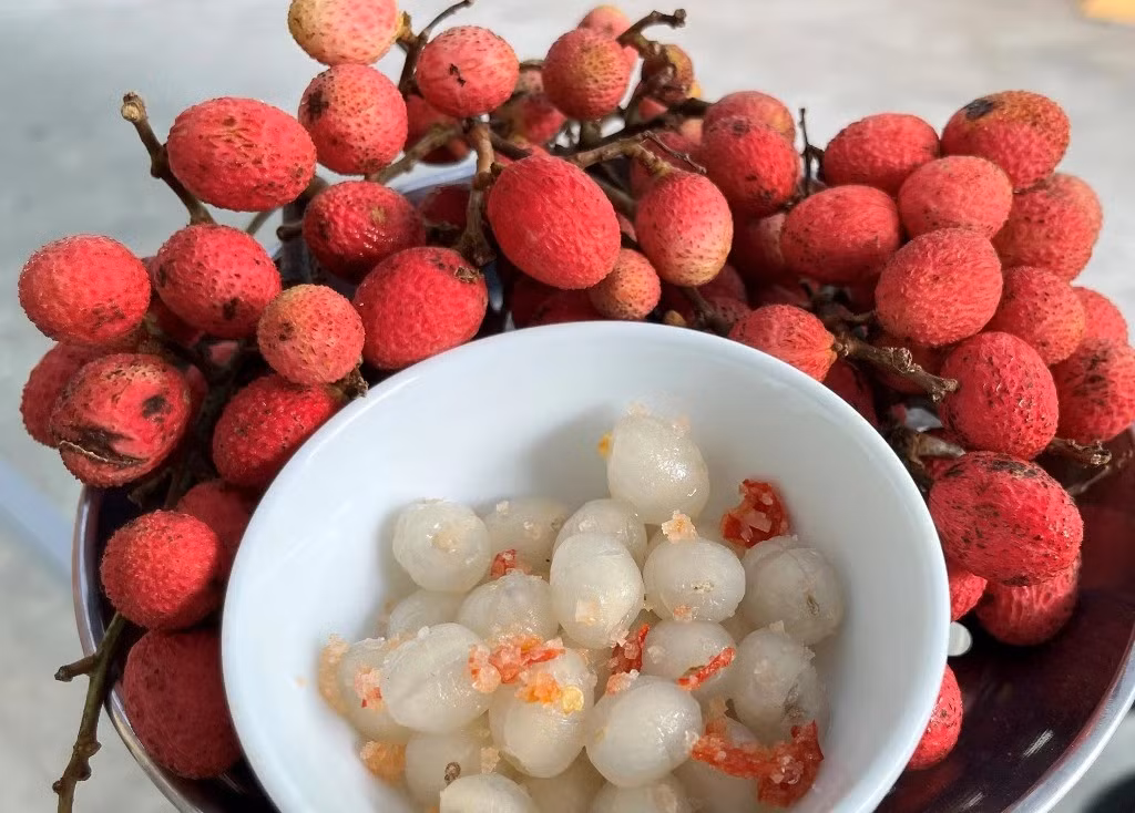 Tại An Giang, trái vải rừng được bán với giá khoảng 35.000-50.000 đồng/kg, trên chợ mạng vải rừng giá lên tới 90.000 đồng/kg. Ảnh: Báo An Giang