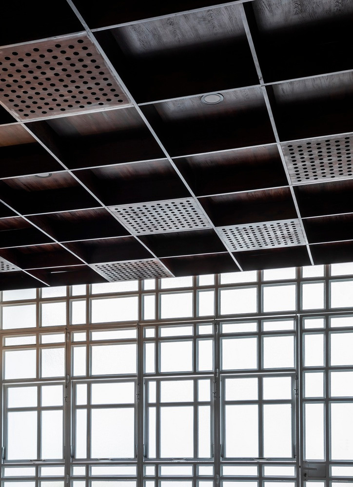 Hệ trần cũng được thiết kế dạng hệ khung rỗng, có độ dày, vừa mang lại hiệu quả thẩm mỹ, và hấp thụ tiếng ồn. Nguồn ảnh: Hiroyuki Oki