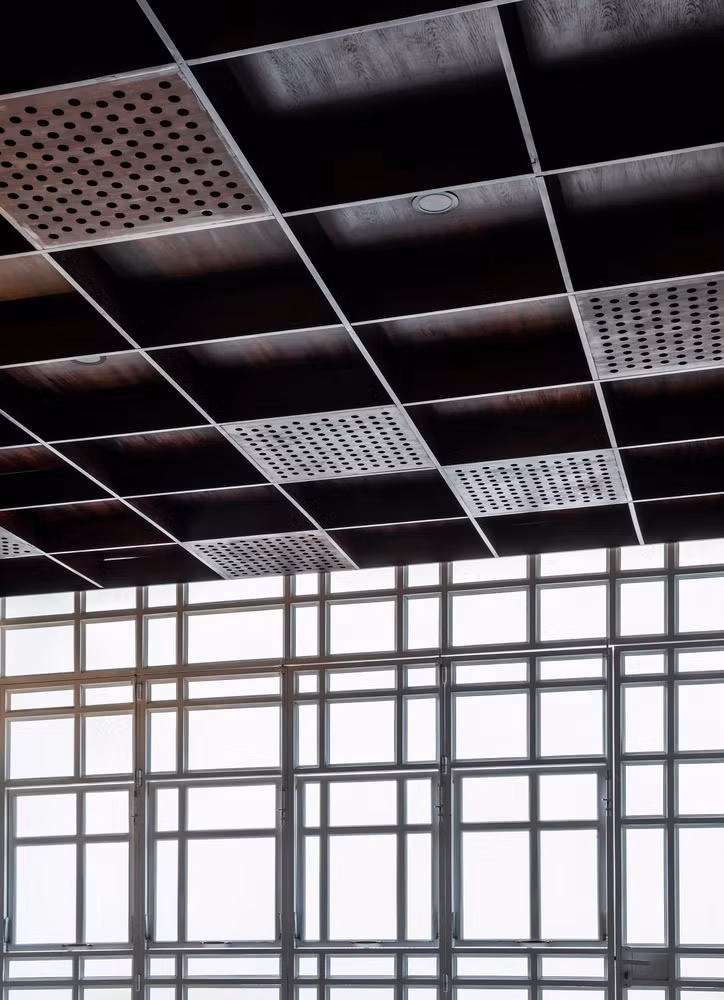 Hệ trần cũng được thiết kế dạng hệ khung rỗng, có độ dày, vừa mang lại hiệu quả thẩm mỹ, và hấp thụ tiếng ồn. Nguồn ảnh: Hiroyuki Oki